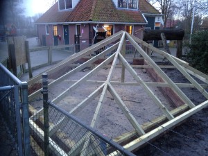 Het geraamte van het dak is al klaar